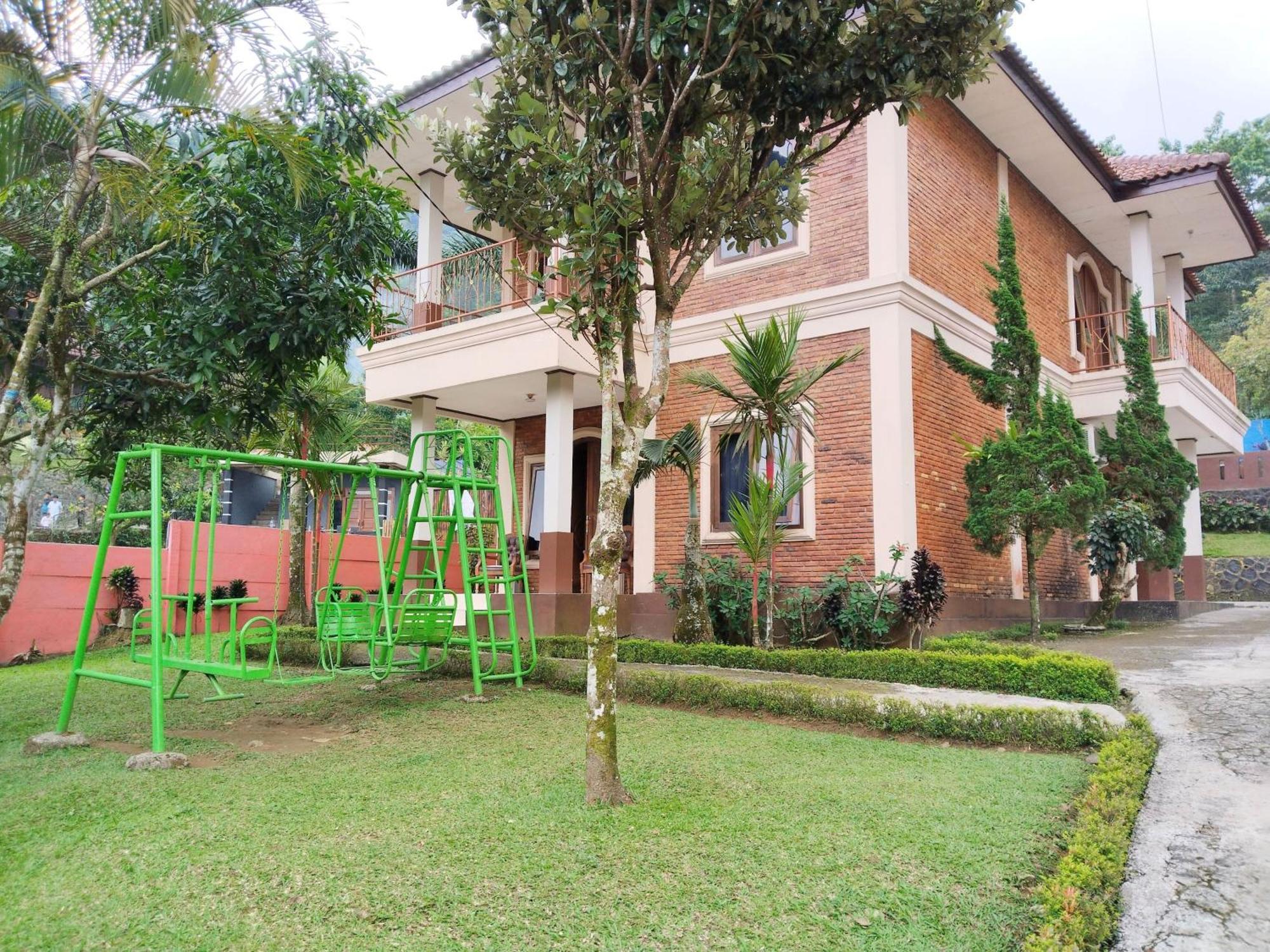 Villa Yustisia Curug 7 Cilember Cisarua Kültér fotó