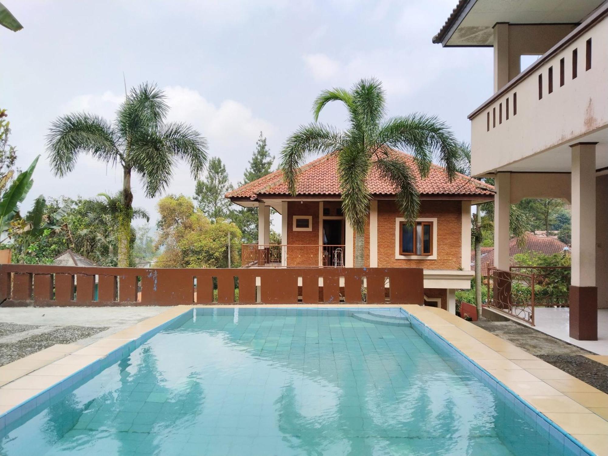 Villa Yustisia Curug 7 Cilember Cisarua Kültér fotó