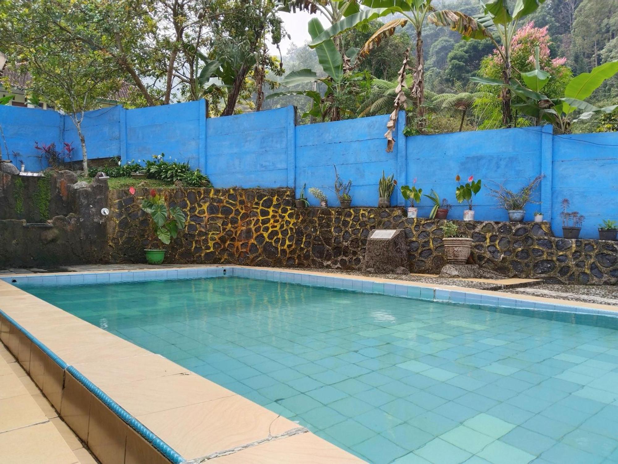 Villa Yustisia Curug 7 Cilember Cisarua Kültér fotó